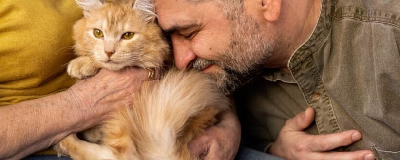 elderly-people-with-cat-pet-min